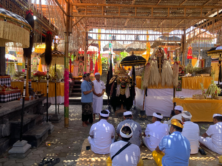 Calon Bupati Badung, I Wayan Suyasa saat menghadiri karya di Pura Prasanak Dalem Tanjung lan Semer Kembar, Desa Adat Bualu.