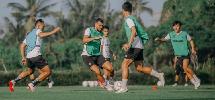 Everton Nascimento dkk mengikuti latihan rutin di Bali United Training Center