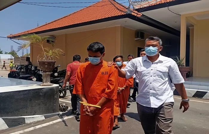 KF digiring polisi di Mapolres Buleleng, Senin (7/10/2024).