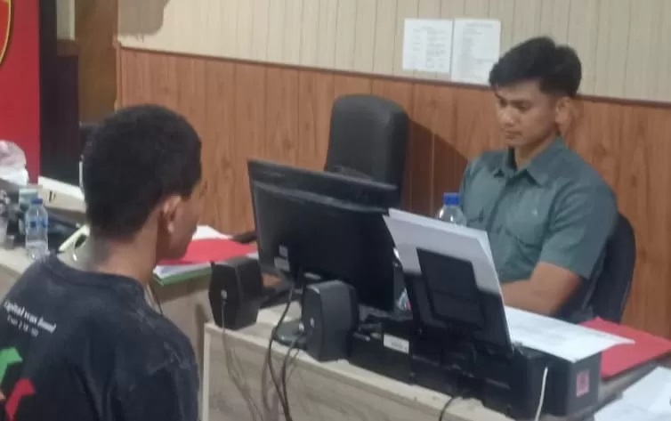 DIBEKUK: Inosensius Jefrianis Roja lias JR Suza, 25, ditangkap ditangkap Unit Reskrim Polsek Kuta Utara dan jalani pemeriksaan (istimewa/radarbali.id)