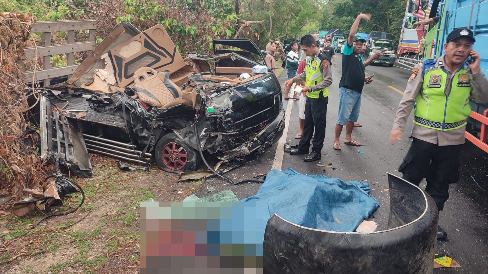 RINGSEK : Kondisi kendaraan pikap usai mengalami kecelakaan di Jalan Utama Denpasar-Gilimanuk KM 120 - 121, Kelurahan Gilimanuk, Kecamatan Melaya, Kabupaten Jembrana, Senin (7/10/2024).