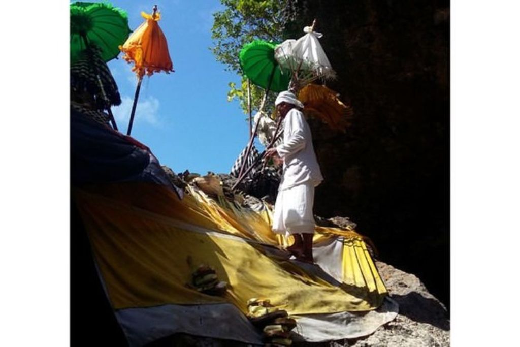 Terletak di Desa Adat Peminge, Kuta Selatan, Badung, Pura Geger Dalem Pamutih tampak seperti tempat suci Hindu Bali pada umumnya.