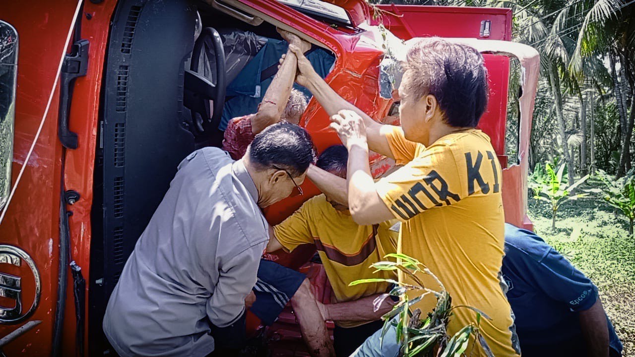 EVAKUASI : Proses evakuasi penumpang truk box L 9574 UT yang terjun bebas ke kebun warga Banjar Dalem, Desa Gumbrih, Kecamatan Pekutatan, Selasa (8/10/2024).