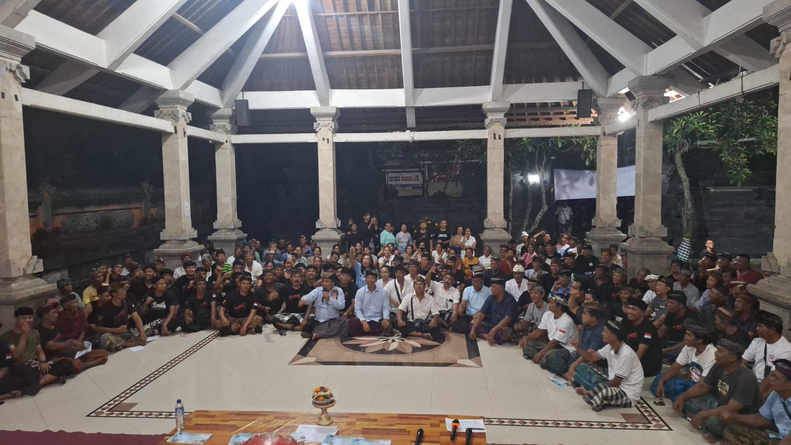 DUKUNG: Ratusan masyarakat Desa Kediri nyatakan siap dukung Paslon Mulyadi-Ardika dalam Pilkada 2024.