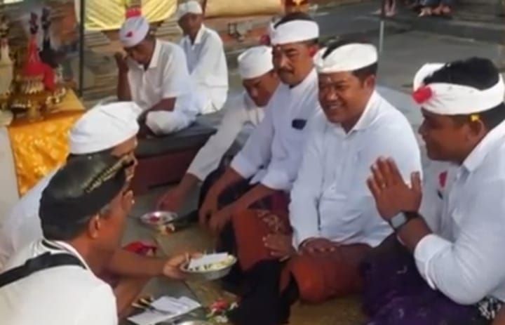 Foto Camat Bangli Sang Camat Bangli Sang Made Agus Dwipayana (kanan) bersama calon bupati Sang Nyoman Sedana Arta (dua dari kanan) viral di medsos.