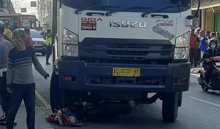 Kondisi sepeda motor yang terlindas truk kontainer di bawah Flyover Palur, Karanganyar, Rabu (9/10/2024). (DOK.WARGA)