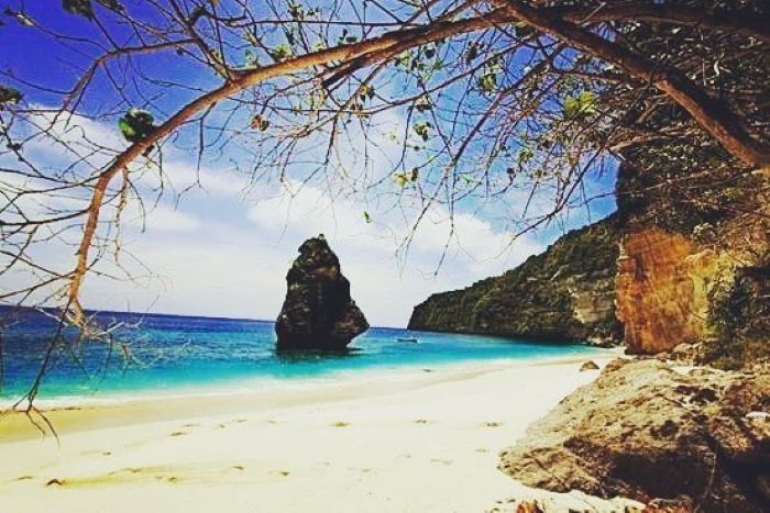 Destinasi wisata Pantai Suwehan di Nusa Penida