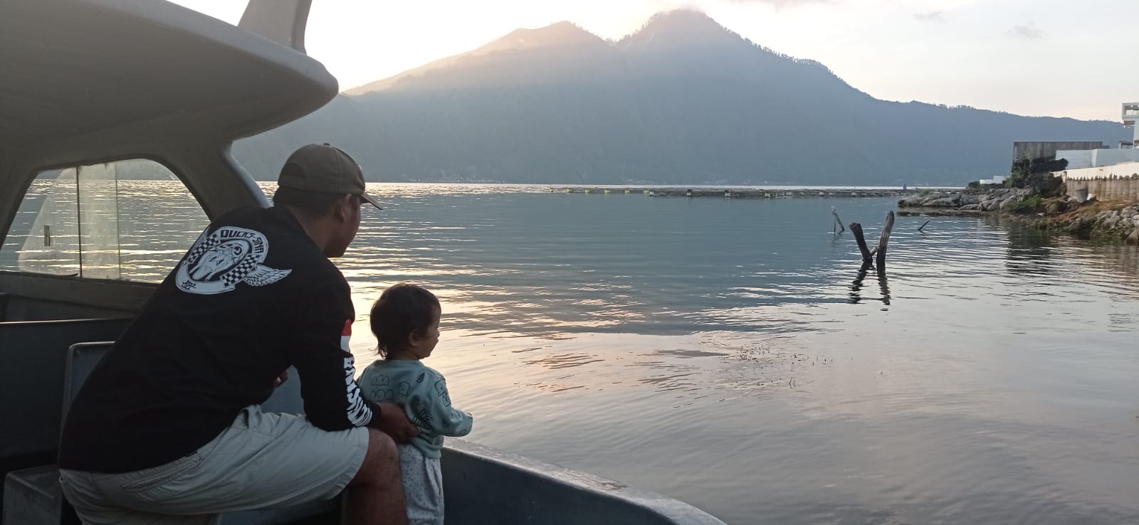 DANAU : Suasana Danau Batur di Kecamatan Kintamani, Kabupaten Bangli