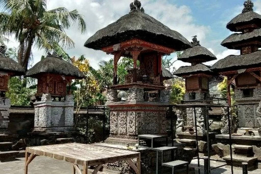 PURA: Pura Kawitan Pasek Badak yang berada di Banjar Sengguan, sebagai tempat pemujaan leluhur Pasek Badak yang mendirikan Desa Buduk.