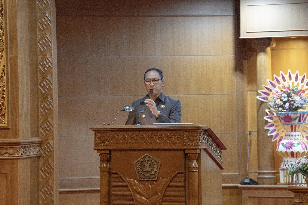 PARIPURNA: Plt. Bupati Badung, I Ketut Suiasa menghadiri Rapat Paripurna Penjelasan Raperda APBD 2025, di Ruang Utama Gosana, Kantor DPRD Badung, Rabu (9/10).