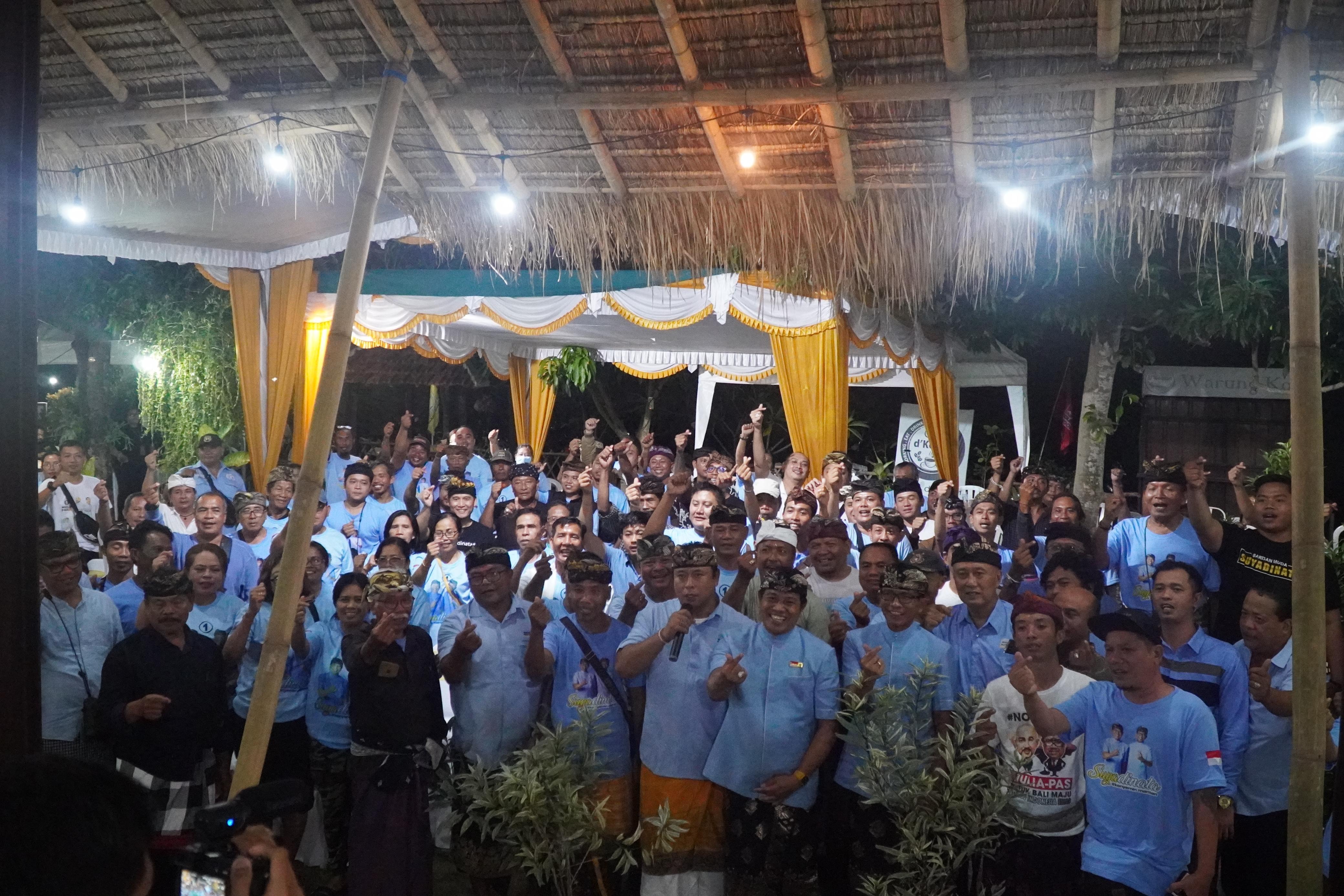 DUKUNGAN: Paslon nomor urut 1, Suyadinata yang dapat dukungan dari Masyarakat Desa Sibang Gede, Kecamatan Abiansemal, Selasa (9/10).