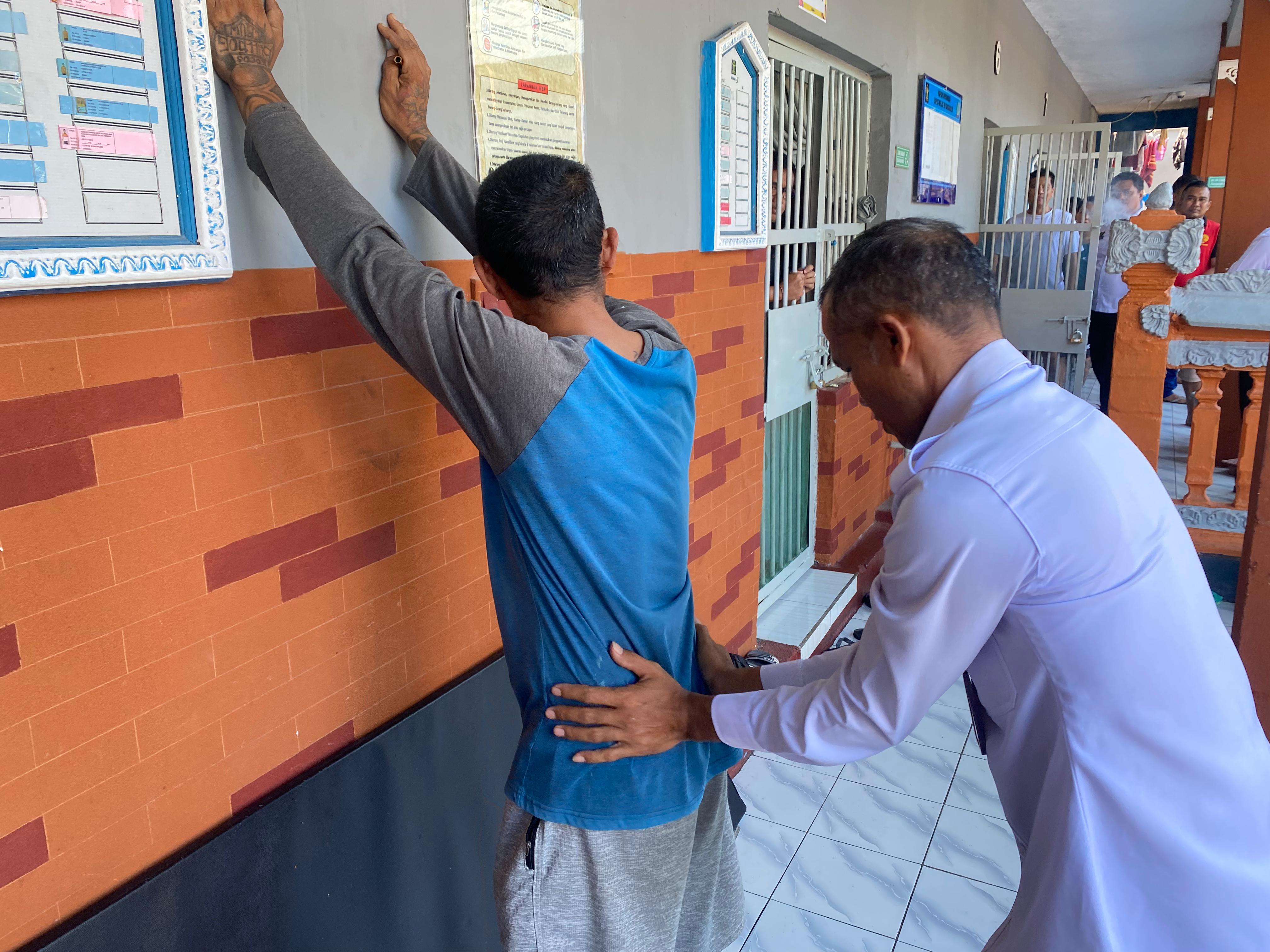 Penggeledahan rutin yang dilakukan Lapas Kelas IIB Singaraja terhadap warga binaan serta kamar tahanan.