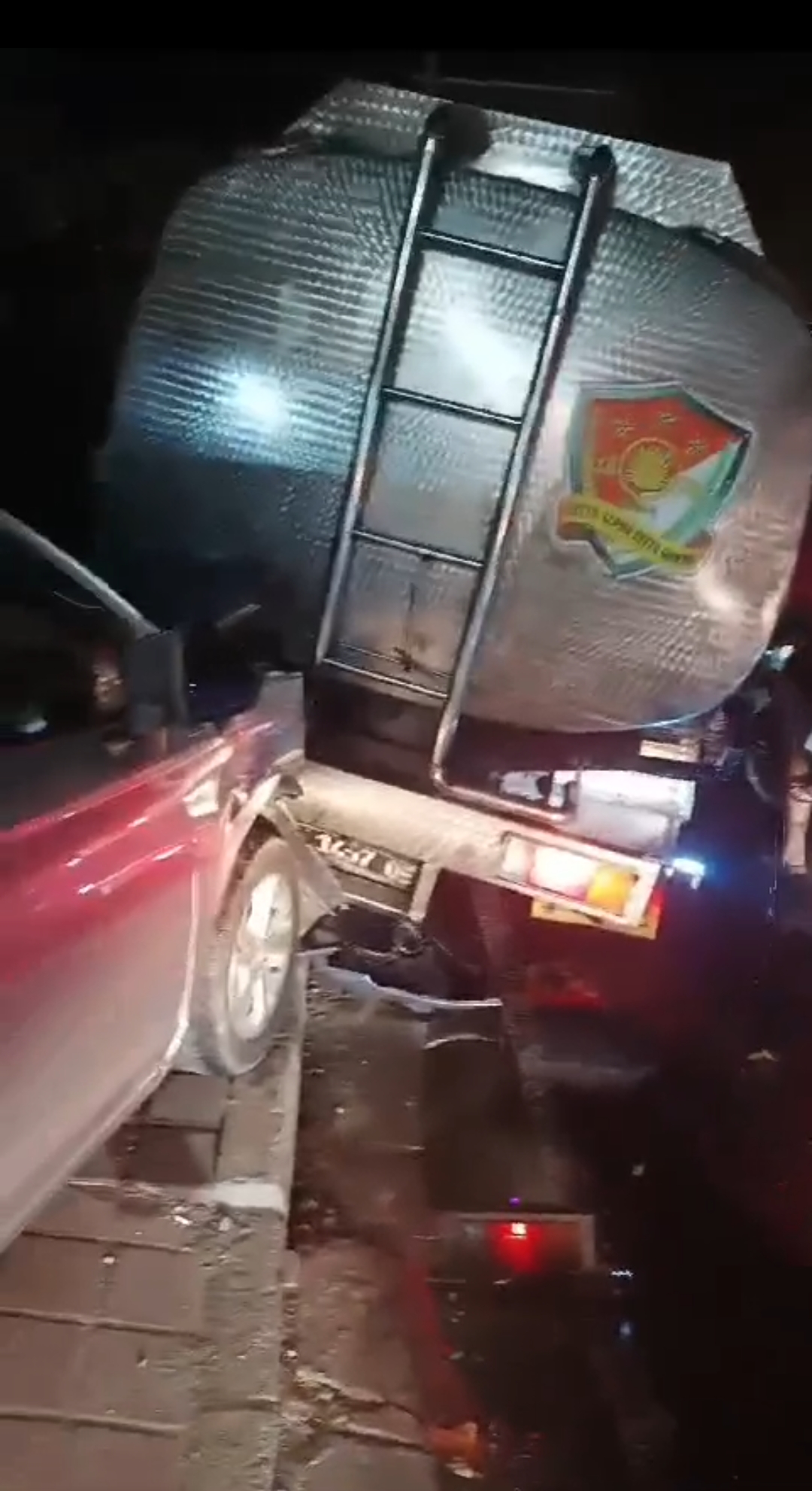 Tangkapan layar video truk tangki air yang memicu tabrakan beruntun di Jalan Labuansait Pecatu. (istimewa)