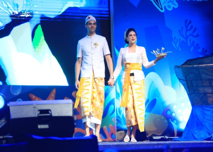 FASHION SHOW : Wisatawan asing ikut dalam peragaan Busana Adat Bali.