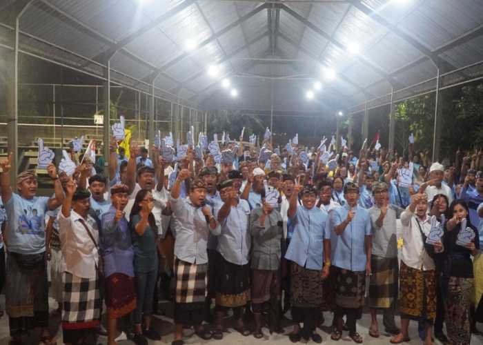 DUKUNGAN: Paslon Bupati dan Wakil Bupati Badung Suyadinata yang mendapatkan dukungan penuh dari masyarakat Desa Sibangkaja, Abiansemal, Kamis (10/10).