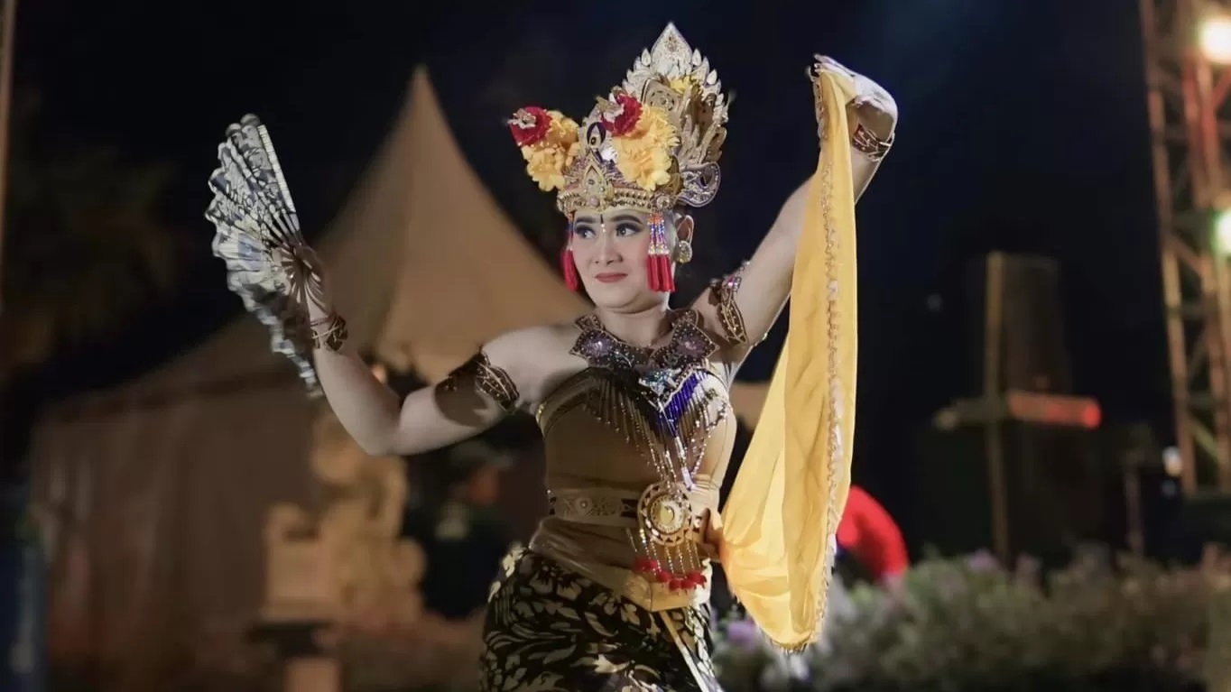 DAPAT PUJIAN: Penari joged Luh Widia Putri mendapat pujian dari Dinas Kebudayaan Buleleng karena berani menolak pemberian saweran yang tidak pantas. (YouTube/Tut Dikha Channel)