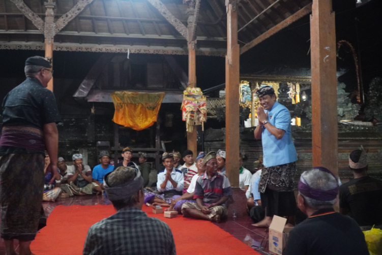 Paslon Bupati dan Wakil Bupati Badung, Suyadinata yang disambut antusias krama di Balai Banjar Tegal Gerana, Desa Sangeh, Minggu (6/10).