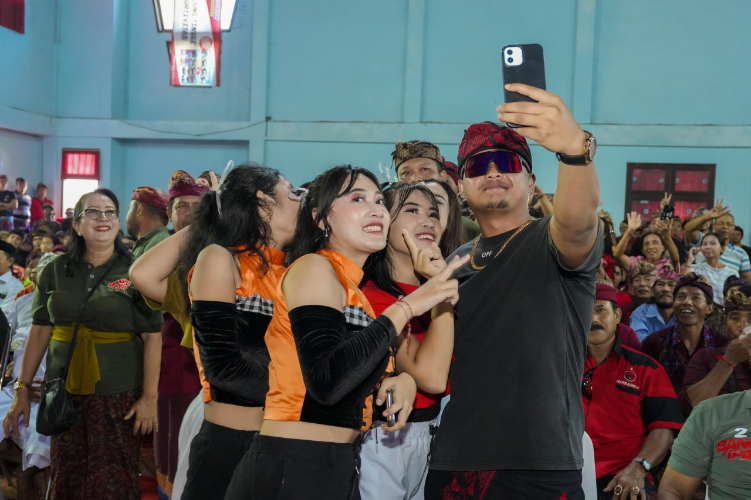 Bima Nata melayani selfie para Gen Z di Kecamatan Melaya Jembrana, Selasa (8/10).