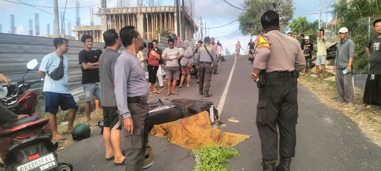 Ditutupi Kain: Salah satu mahasiswi yang ditabrak truk meninggal dan jenazahnya ditutupi kain di lokasi kejadian. (Bali Express/Humas Polresta Denpasar)