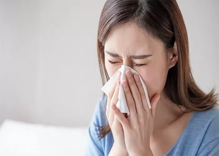 Ilustrasi seseorang perempuan tengah menderita flu .