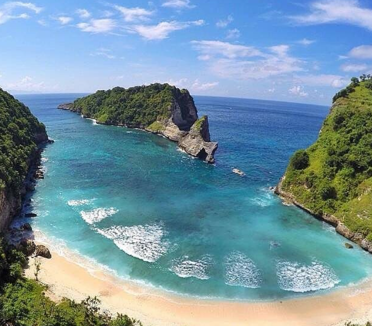 AAtuh Beach yang ada di Nusa Penida