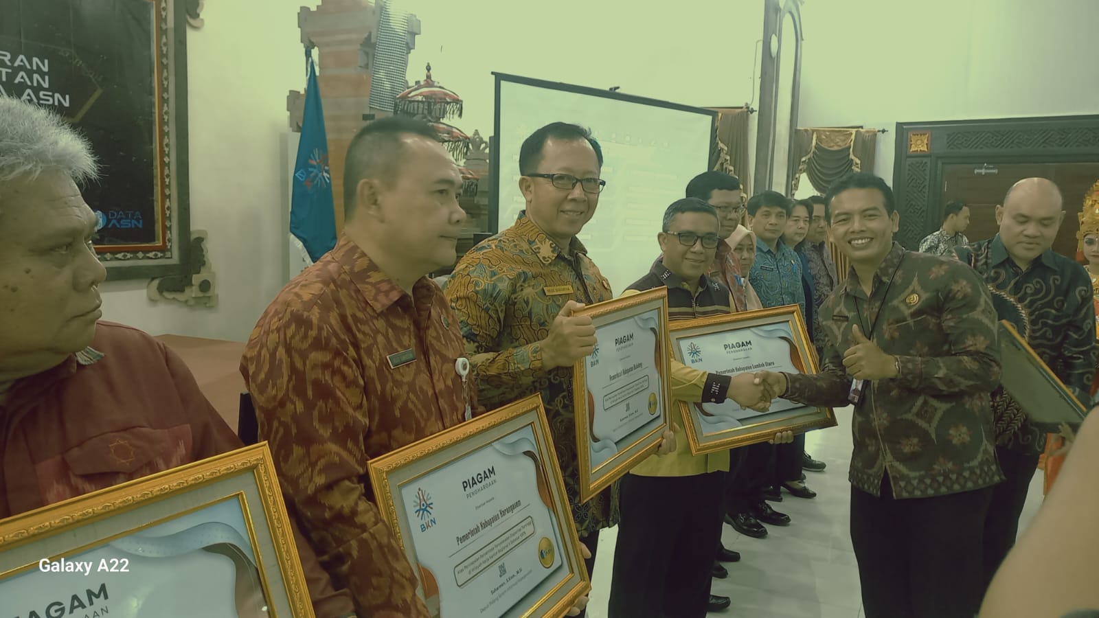 Plt. Kepala BKPSDM Kabupaten Buleleng, Gede Sugiartha Widiada menerima penghargaan dari Badan Kepegawaian Nasional (BKN) Republik Indonesia.