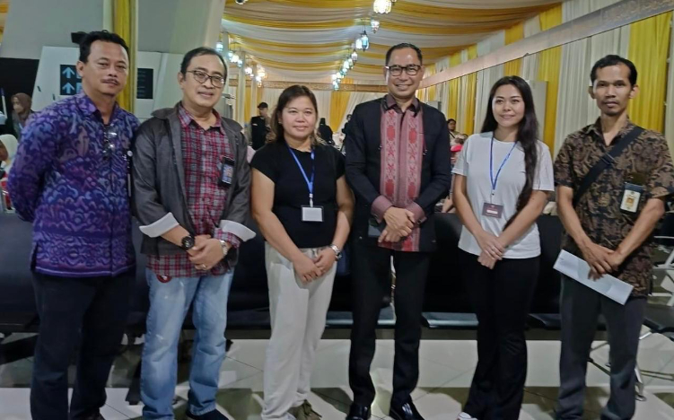 Direktur Perlindungan WNI, Kementerian Luar Negeri, Judha Nugraha bersama Kepala Badan Penghubung Provinsi Bali dan dua WNI asal Bali di Bandara Soekarno Hatta, Cengkareng, Kamis (10/10).