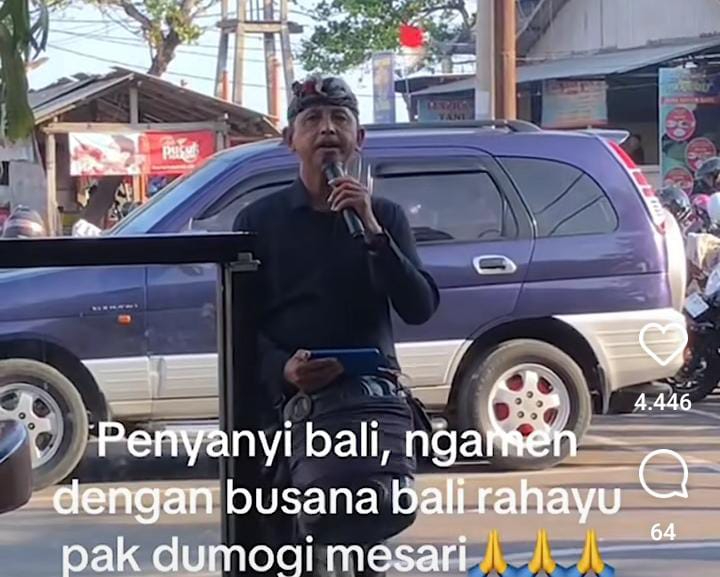 Seorang pria Bali mengamen dengan pakaian adat menarik perhatian warganet