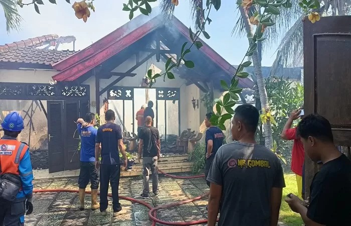 Petugas memadamkan api kebakaran di rumah Boedy Setyamanto di Kelurahan Penarukan, Buleleng, Bali pada Jumat (11/10/2024).