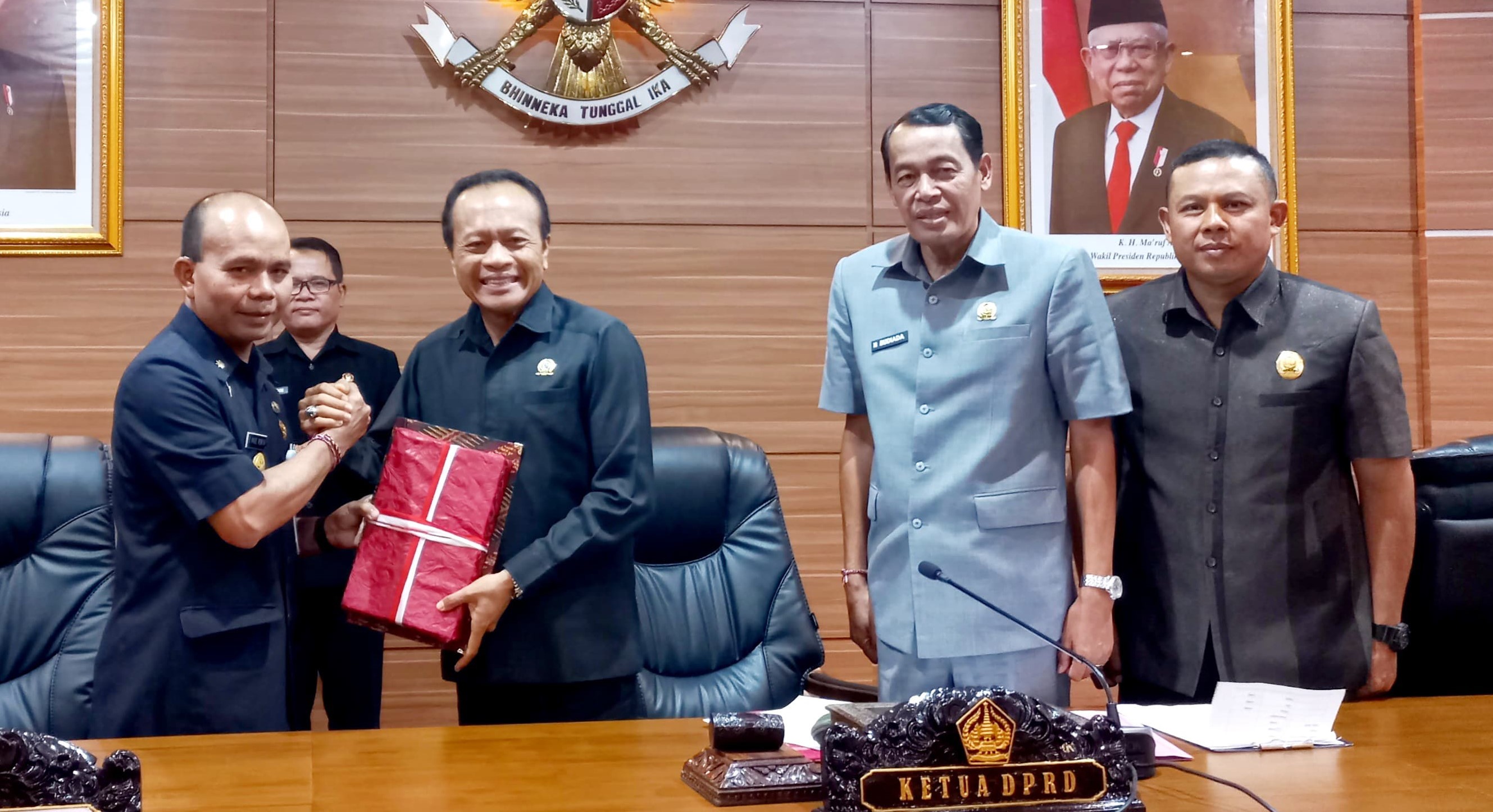 Pjs Bupati Bangli I Made Rentin (kiri) menyerahkan rancangan APBD 2025 kepada Ketua DPRD Bangli I Ketut Suastika dalam rapat paripurna pada Jumat (11/10/2024).