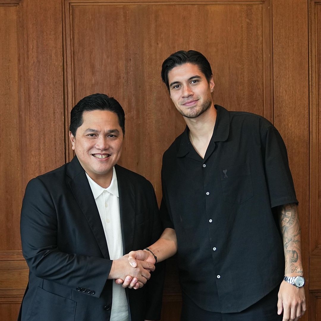 Ketum PSSI, Erick Thohir salaman dengn Kevin Diks.