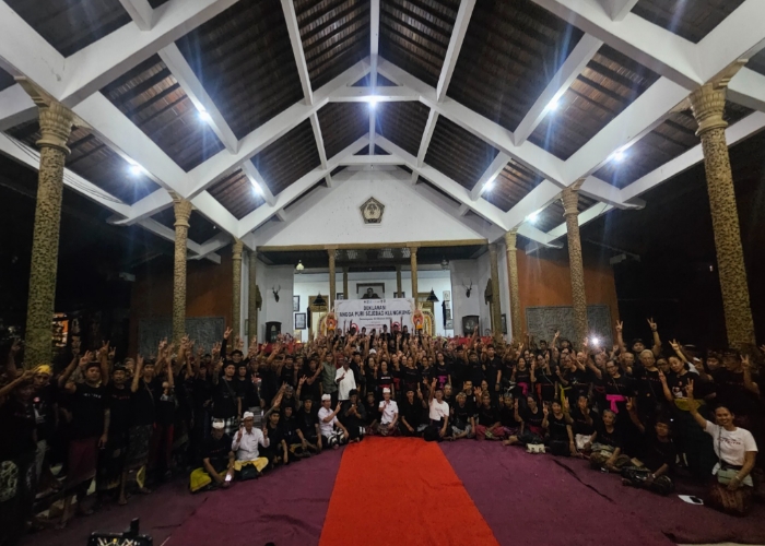 KOMITMEN : Deklarasi dukungan oleh angga puri untuk pasangan Koster-Giri dan pasangan Satria-Tjok Surya di Pendopo Puri Agung Klungkung, Sabtu (12/10/2024).