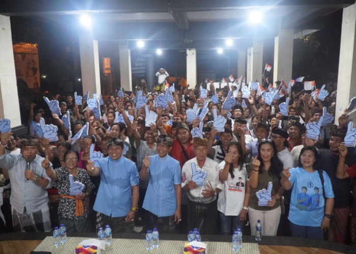 DUKUNGAN: Seluruh krama Banjar Batanbuah, Desa Abiansemal Dauh Yeh Cani memberikan dukungan untuk Paslon Bupati dan Wakil Bupati Badung Suyadinata, Sabtu (12/10).