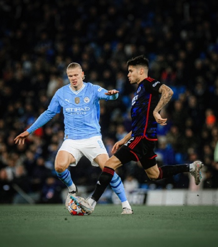 Kevin Diks (kanan) berhadapan dengan Erling Haaland saat laga FC Copenhagen lawan Manchester City di UCL.