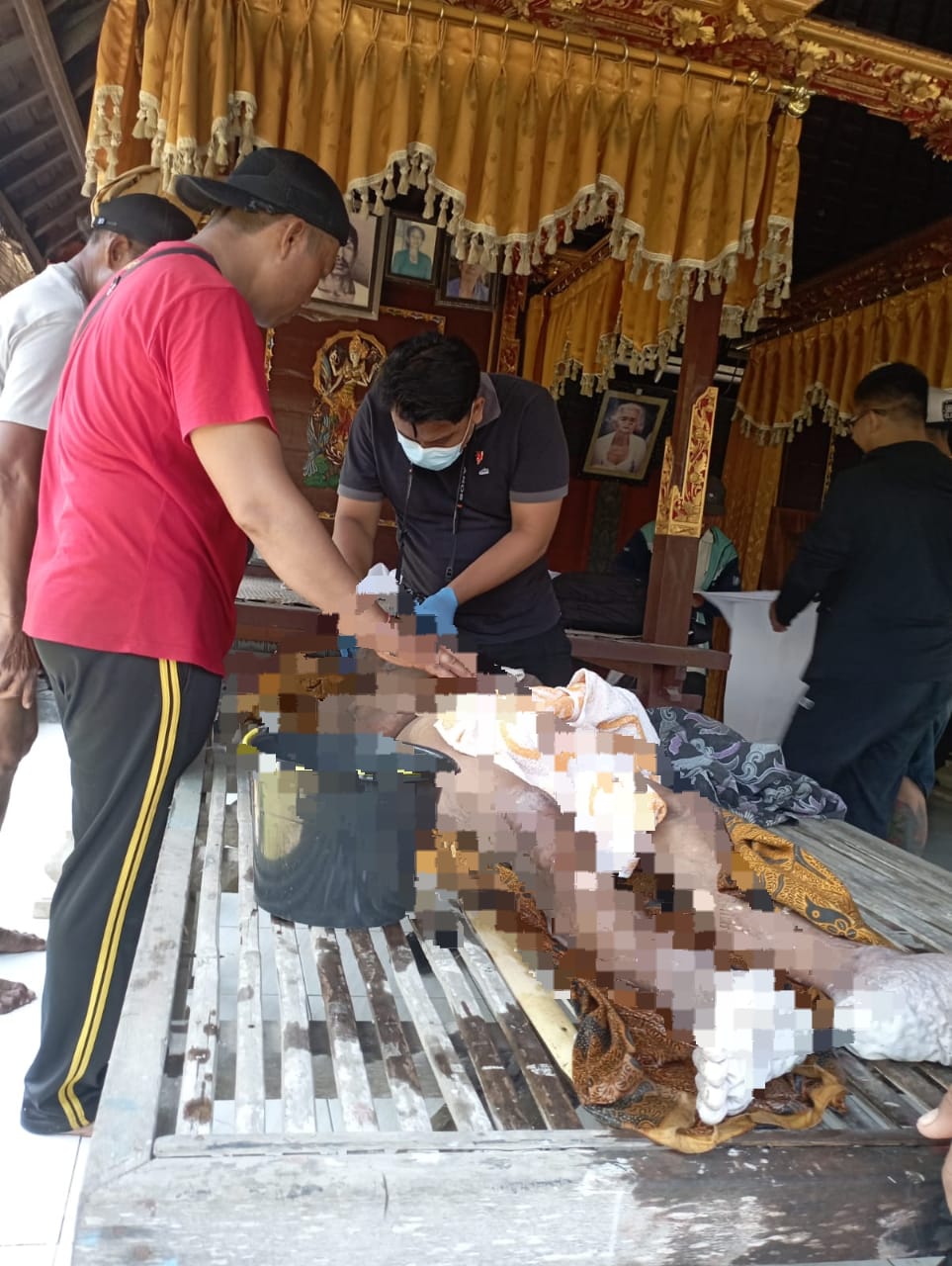 PERIKSA: Petugas memeriksa jenazah Pekak Rugeg yang ditemukan tewas di Campuhan Sungai Ayung. Lansia ini sempat hilang empat hari dan dicurigai disembunyikan memedi.