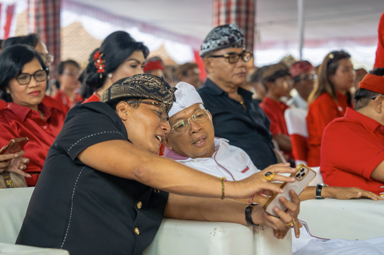 Paslon Gubernur dan Wakil Gubernur Bali Nomor 2 Wayan Koster dan Giri Prasta (Koster-Giri) membahas program yang berpihak pada petani di Pupuan Tabanan, Sabtu (12/10).