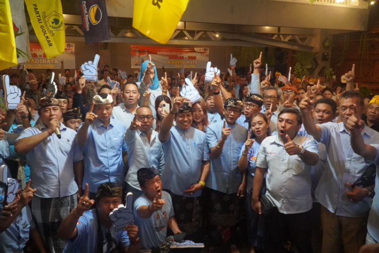 Paslon Bupati dan Wakil Bupati Badung Suyadinata yang mendapatkan dukungan warga Tibubeneng dan sekitarnya, di rumah Mahalini Raharja, Minggu (13/10).