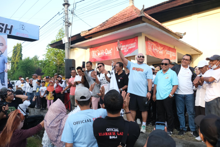 Ribuan warga Jembrana memadati Lapangan Desa Baluk pada Minggu (13/10)) untuk mengikuti acara Jalan Sehat Bahagia yang diselenggarakan oleh Relawan De Gadjah