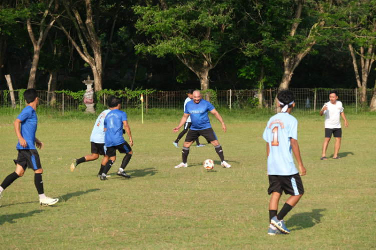 Pertandingan persahabatan antara tim Pecinta dan Peduli Bola Bali (PPBB) dan Komunitas Sepak Bola Negara (KSBN) di Lapangan Pecangakan, Jembrana, Minggu (13/10)