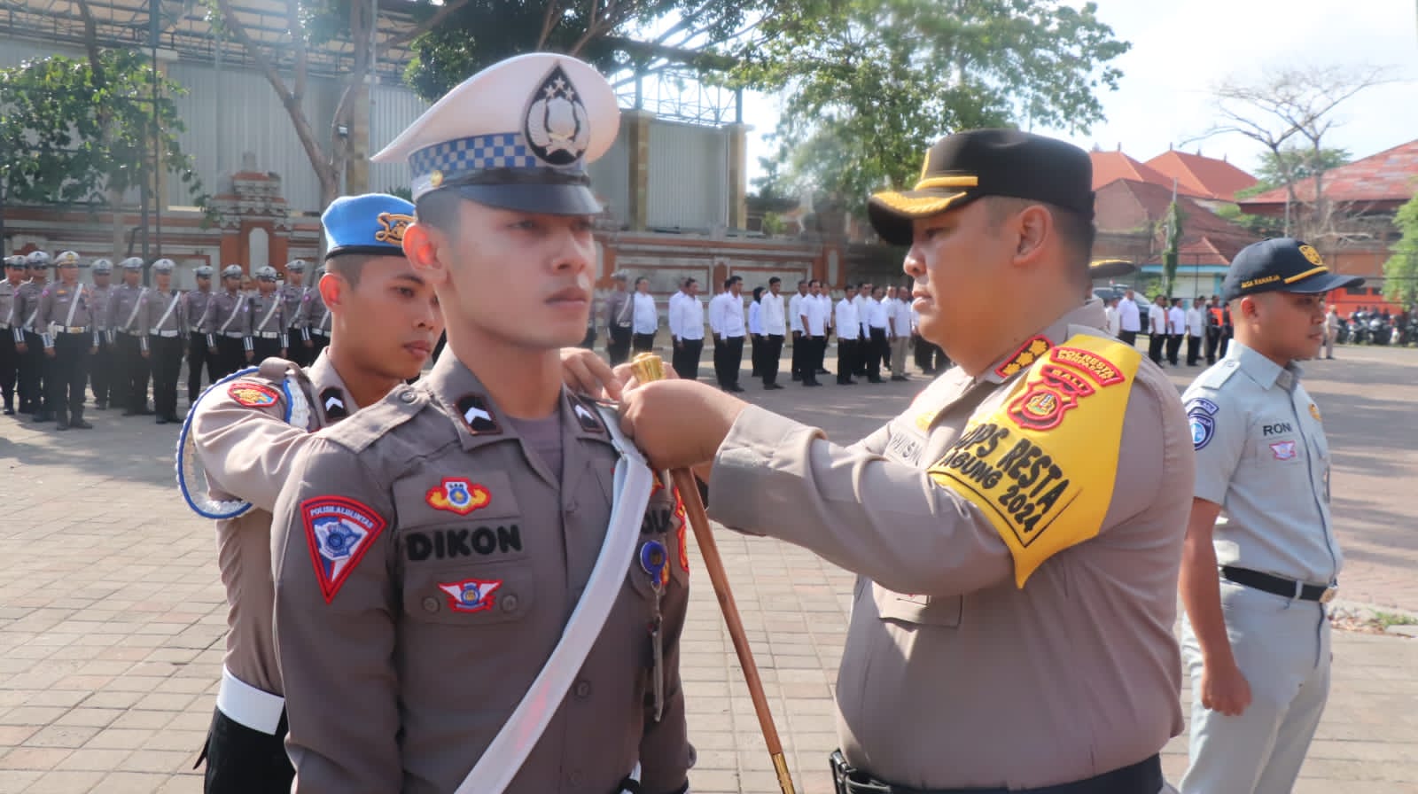 Kapolresta Denpasar Kombespol Wisnu Prabowo pimpin apel gelar pasukan Operasi Zebra Agung 2024. Demi menjaga keamanan, ketertiban dan kelancaran berlalu lintas. (Bali Express/Humas Polresta Denpasar)