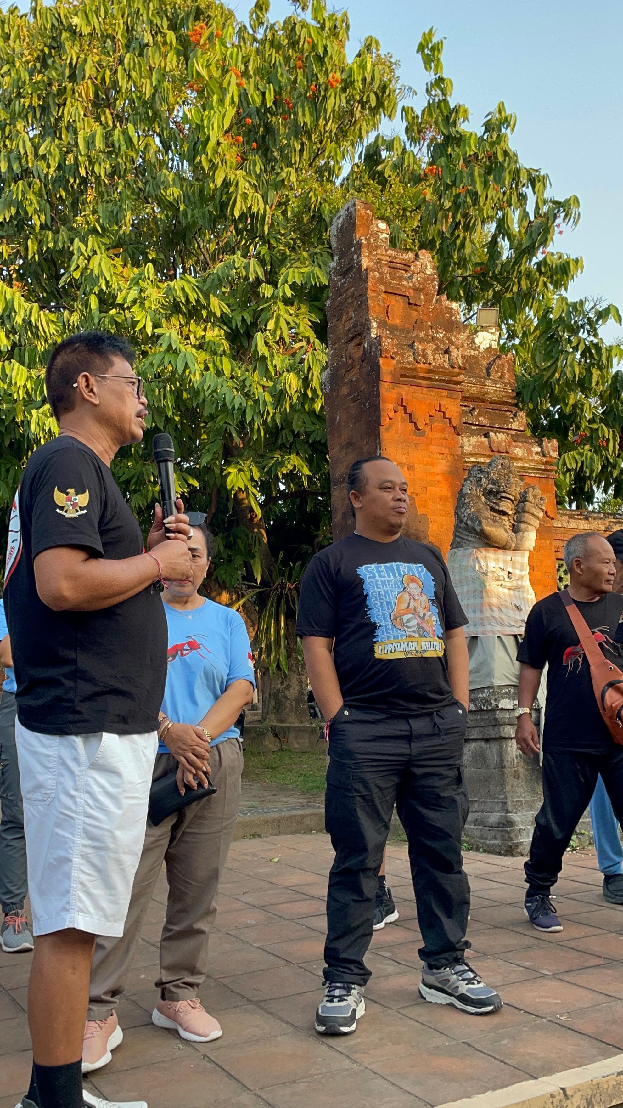 MANCING: Sengap jalan santai di Kecamatan Kediri, Mulyadi asyik ikuti lomba mancing di Selemadeg Timur.