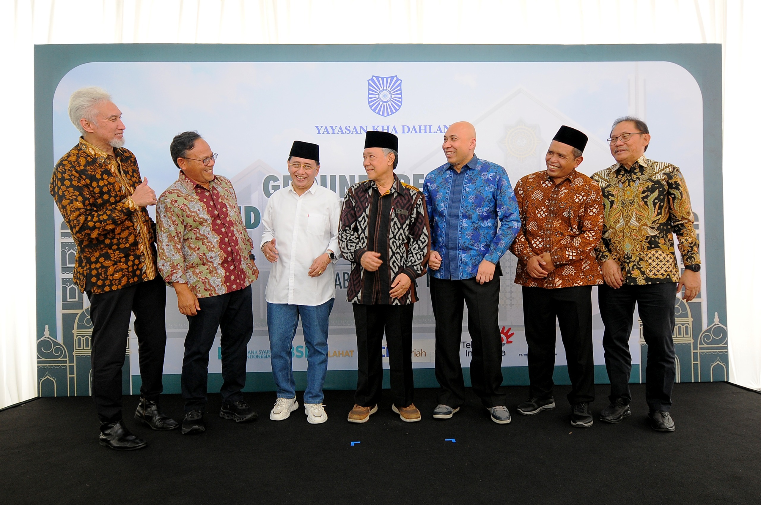 GROUND BREAKING: Jajaran komisaris BSI saat acara ground breaking pembangunan Masjid Padepokan KH Ahmad Dahlan di Yogyakarta.