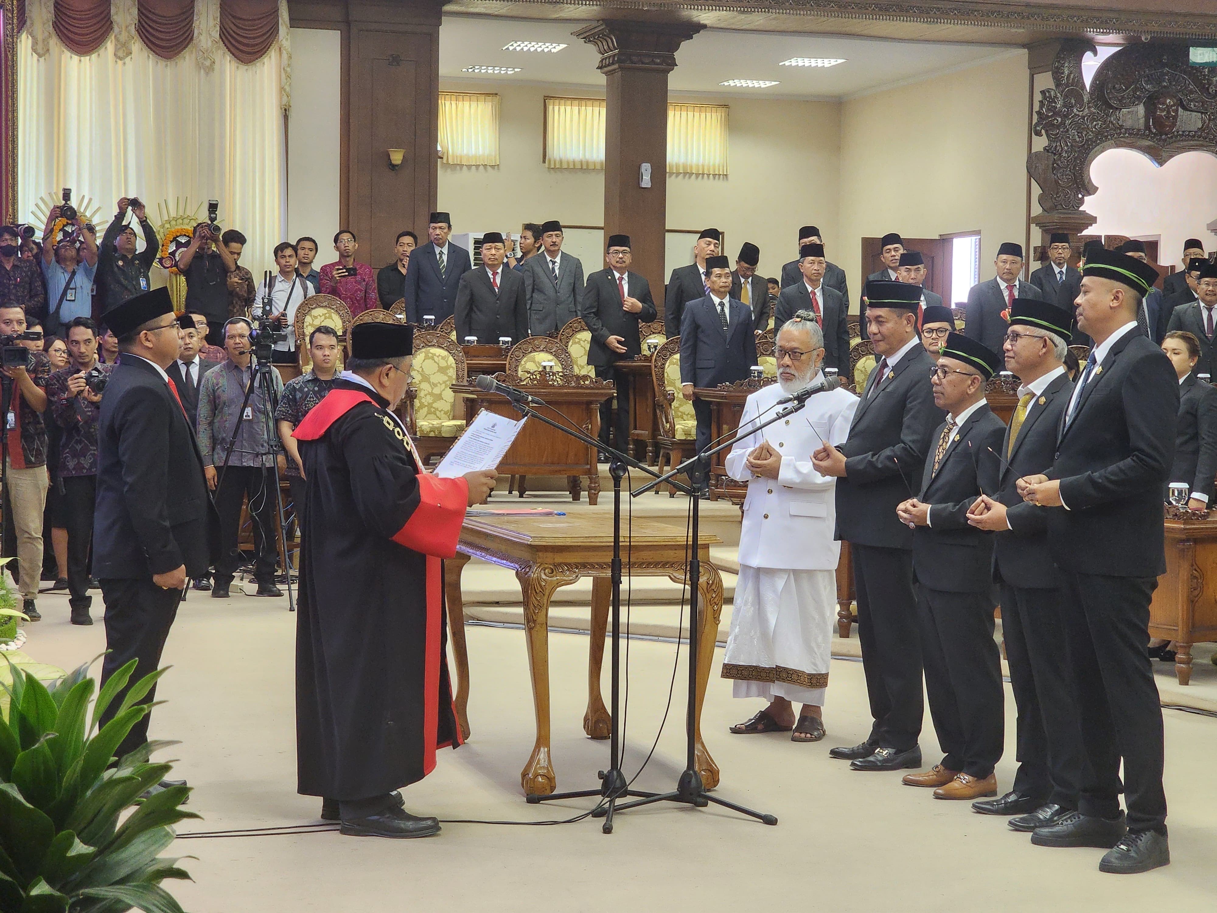 RESMI DIBENTUK: Rapat paripurna DPRD Bali, Selasa (8/10), membentuk alat kelengkapan dewan (AKD) dan membahas Raperda.