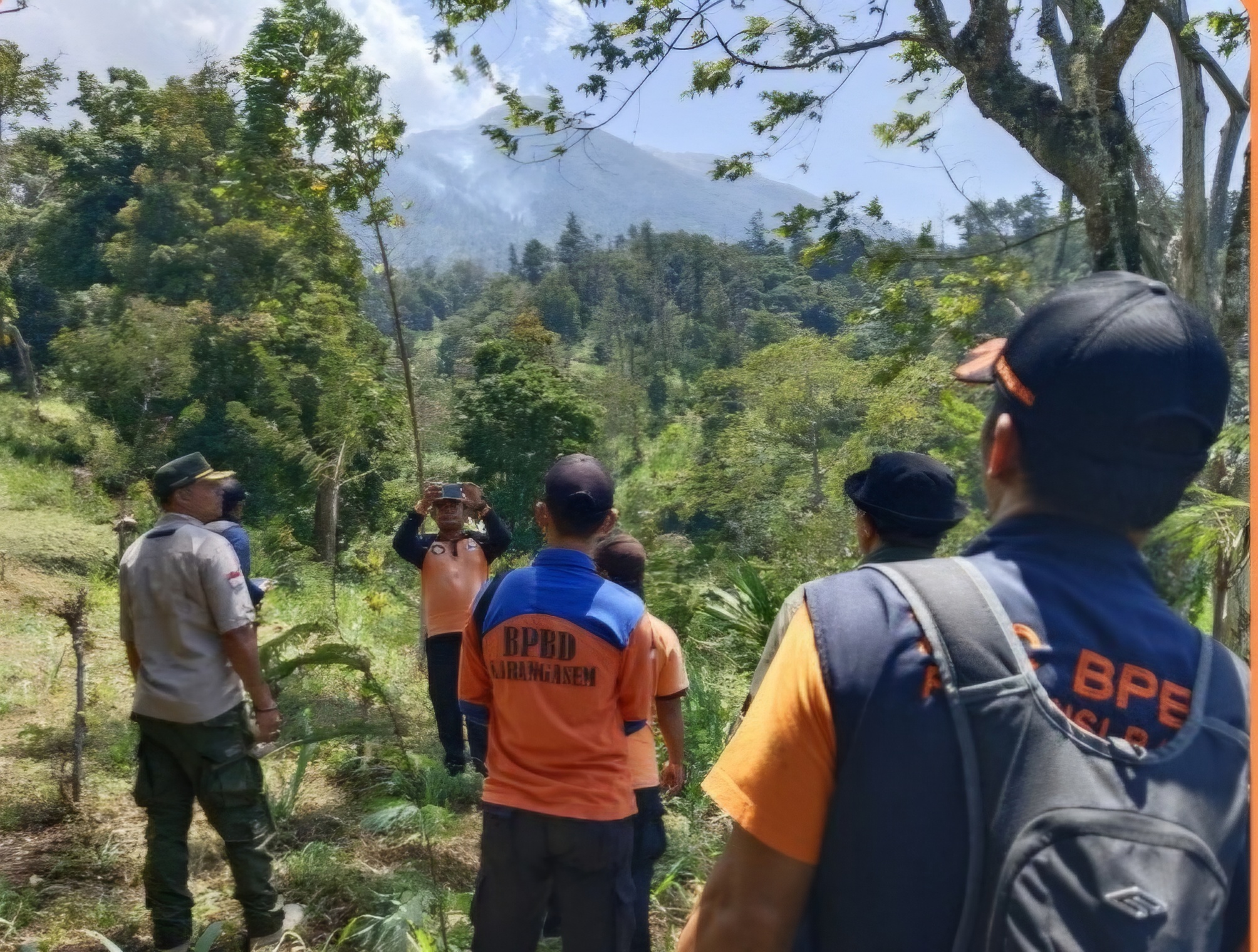 PANTAU: Tim memantau lokasi kebakaran hutan di Lereng Gunung Agung sebelah barat yang diperkirakan mencapai 100 hektare.