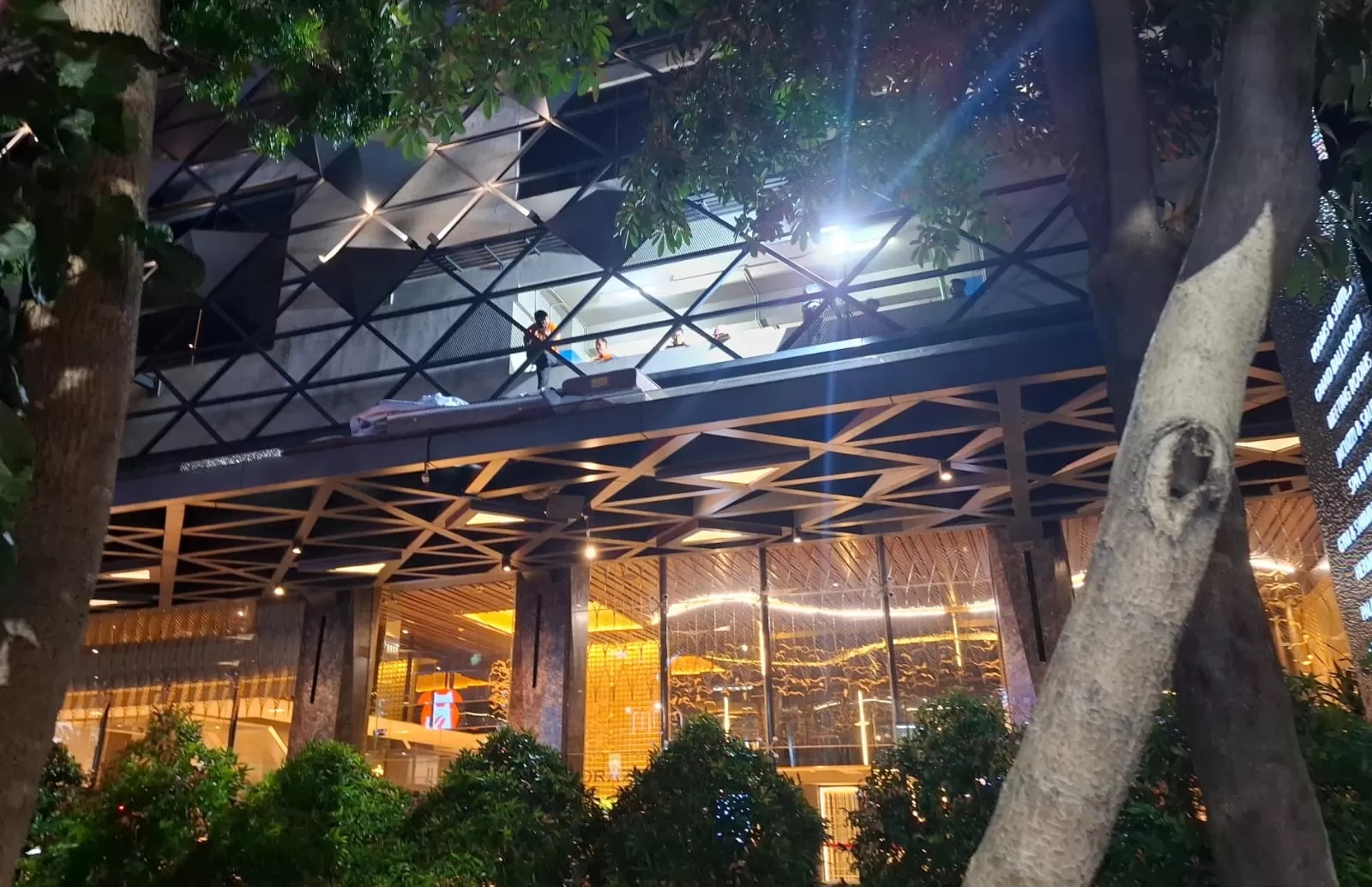 Tim Inafis Polrestabes Surabaya melakukan penyelidikan di lokasi kejadian. Diduga korban jatuh dari lantai atas dan mendapat di kanopi hotel di Surabaya. (IST)