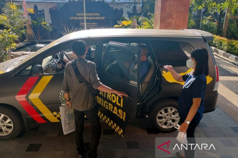PROSTITUSI: Petugas Imigrasi Ngurah Rai menangkap tujuh WNA yang diduga terlibat praktik prostitusi di Kabupaten Badung, Bali, Senin (14/10/2024)