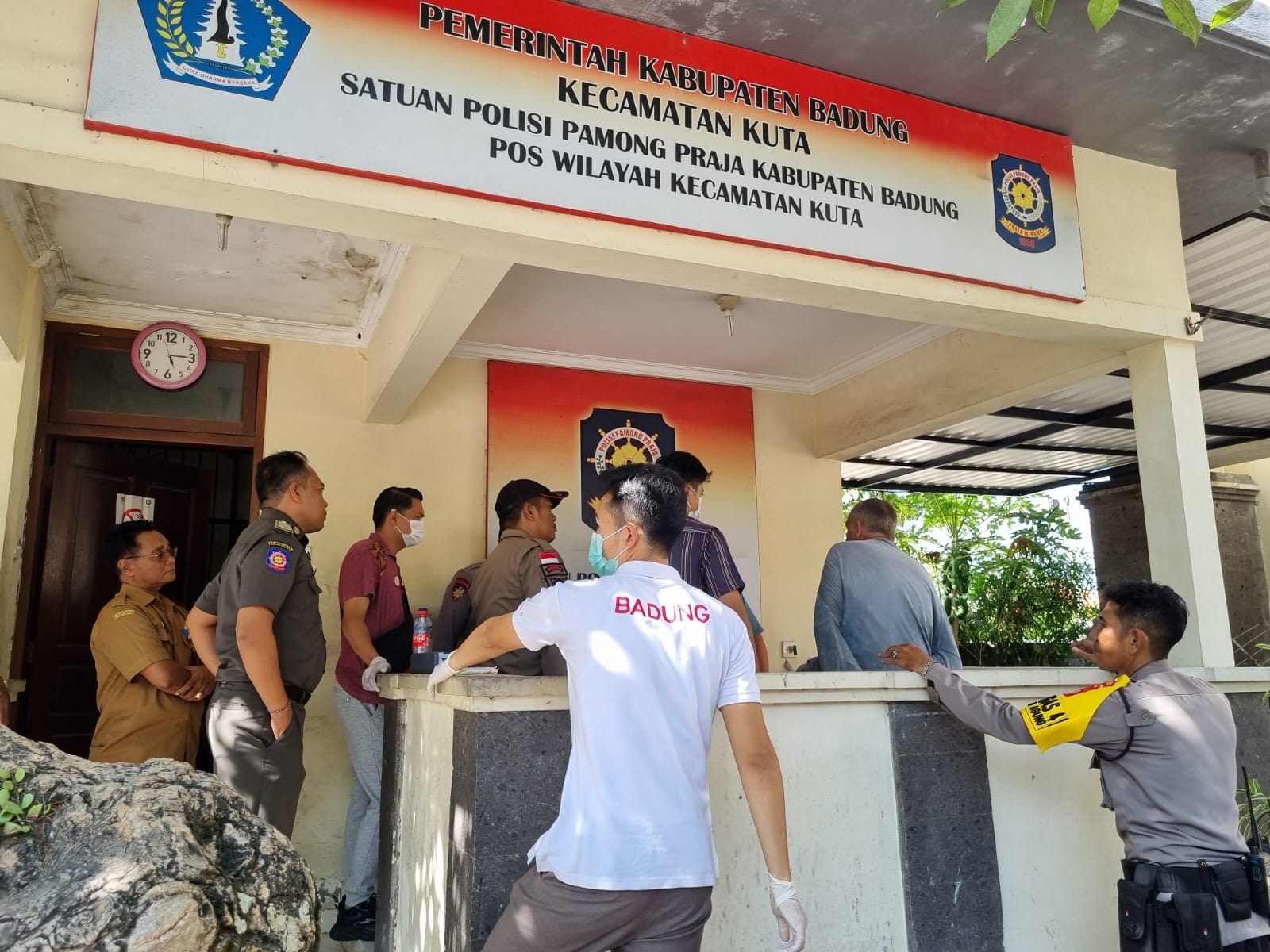 DIAMANKAN: Petugas gabungan saat menyerahkan WNA yang nekat berenang ke tengah laut selama 5 jam ke Satpol PP Badung BKO Kuta, Senin (14/10).