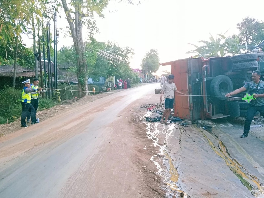 Polisi olah TKP kecelakaan di Jalan Raya Jatisrono-Slogohimo, tepatnya Dusun Jati, Desa Tanggulangin, Kecamatan Jatisrono, Sabtu (12/10/2024). (DOK.HUMAS POLRES WONOGIRI)