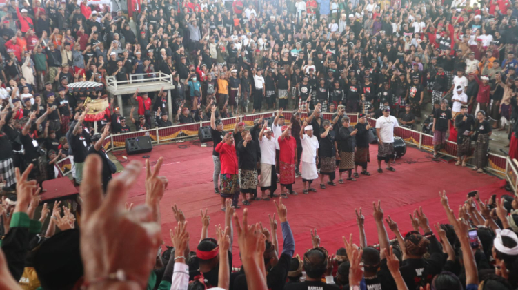 Sekitar 3500 Warga Kecamatan Bangli memenuhi wantilan Desa Pengotan pada kampanye terbuka tahap I paslon Gubernur dan Wakil Gubernur Bali nomor 2 Wayan Koster dan Giri Prasta (Koster-Giri), Minggu (13