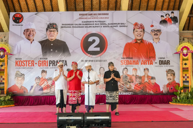 Antusias ribuan warga Bangli menyambut Paslon Gubernur Bali nomor 2 Wayan Koster dan Nyoman Giri Prasta (Koster-Giri) saat kampanye terbuka tahap I, Minggu (13/10).